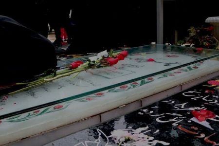 مداحی حاج صادق آهنگران و شعار  مرگ بر آمریکا در گلزار شهدای کرمان