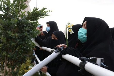 انتظار زائران برای زیارت مرقد شهید سلیمانی