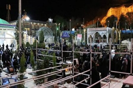 باران شدید در گلزار شهدای کرمان و ادامه حضور زائران