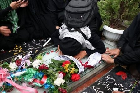 صف یک کیلومتری زائران برای زیارت مرقد شهید سلیمانی