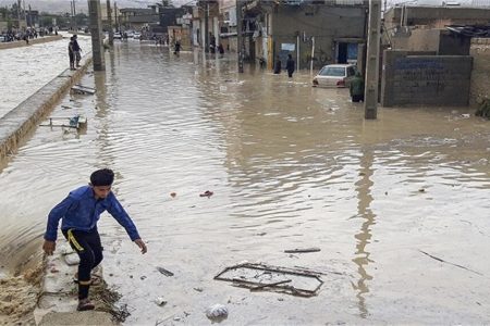 ورود سیلاب به شهر رودبارجنوب موجب آبگرفتگی گسترده شد
