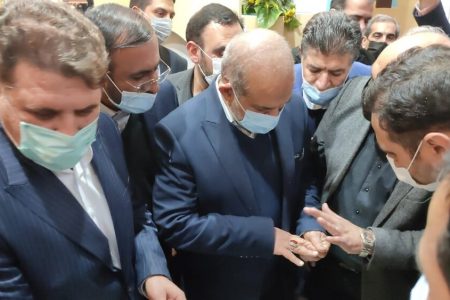 تقدیم یک نمونه شبه انگشتر سردار سلیمانی به وزیر کشور