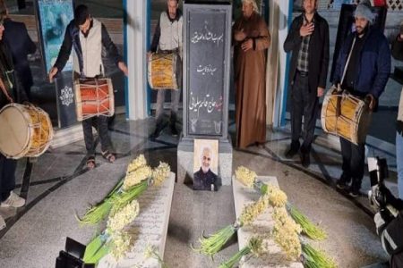 تقدیم ۲۳ هزار شاخه گل نرگس به نیابت از شهدای خوزستان به شهید سلیمانی