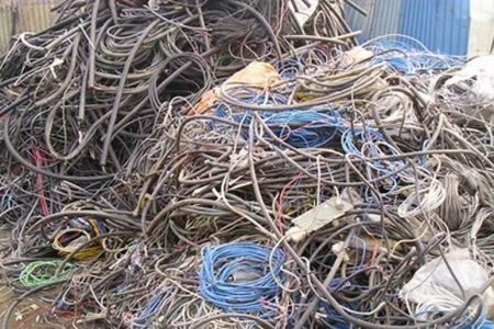 دستگیری 2 سارق و کشف یک تن سیم سرقتی