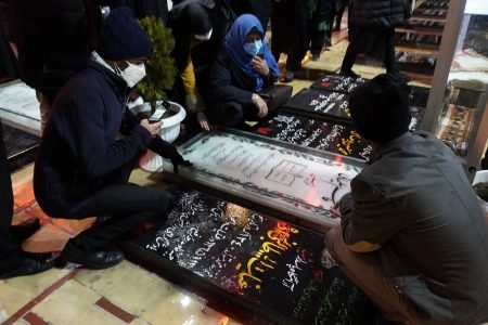 حس و حال وصف‌ناپذیر گلزار شهدا کرمان و آرامگاه مطهر سیدالشهدا جبهه مقاومت سردار شهید حاج قاسم سلیمانی در شب شهادت ایشان