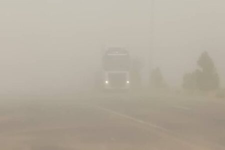 طوفان شن عبور و مرور در محورهای شهرستان «فهرج» را مختل کرد