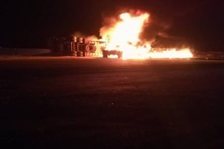۳ کشته در پی برخورد و حریق دو دستگاه تریلر در محور زرند _ راور