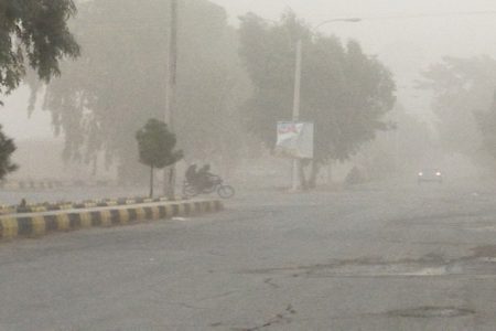 تند باد و گرد و غبار در راور