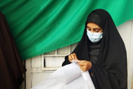 پرچم منقش به نام امام رضا (ع) زیح دوزی می‌شود