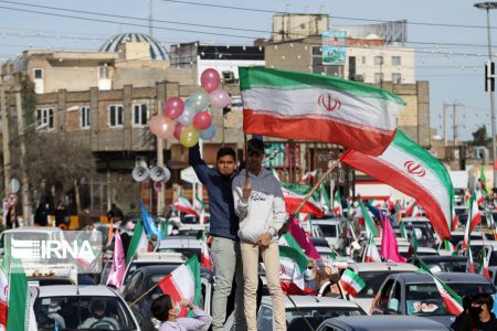 پرواز پرچم‌ها در خیابان جمهوری اسلامی کرمان