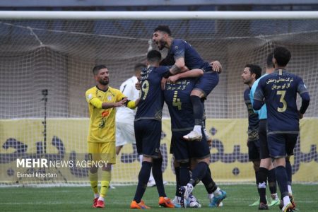 دیدار تیم‌های فوتبال گل گهر سیرجان و فجر سپاسی شیراز