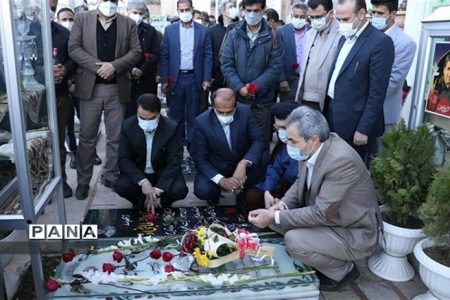 غبارروبی و عطرافشانی قبور شهدای کرمان توسط فرهنگیان