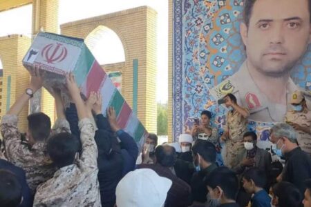 مراسم تشییع پیکر لاله های سرخ دفاع مقدس در شهرستان ماهان