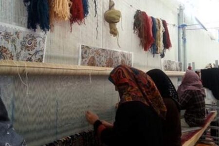 بافت سالیانه ۴۲۰۰ مترمربع فرش دستباف توسط مجریان طرح های قالیبافی کمیته امداد راور