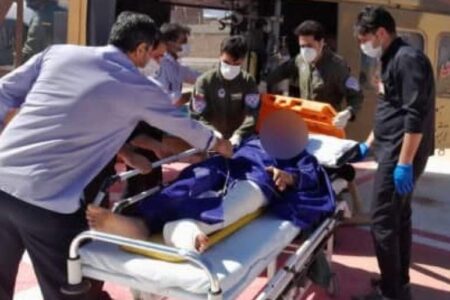 امدادرسانی اورژانس هوایی کرمان به مصدومان حادثه ترافیکی راور