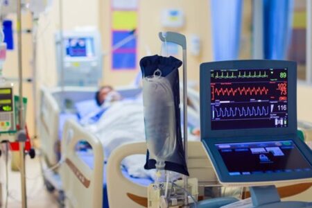 کمک ۴ میلیارد تومانی خانواده نیکوکار زرندی به بخش سلامت