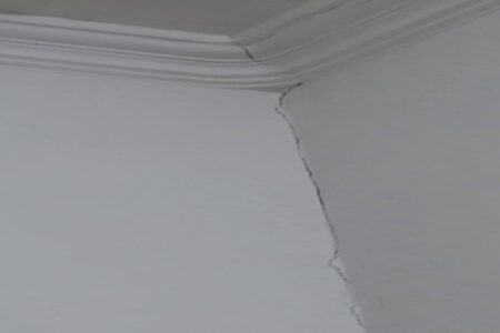 برخی خانه‌ها در زلزله کهنوج آسیب دیدند
