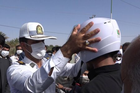 توزیع کلاه ایمنی بین موتور سواران فهرجی