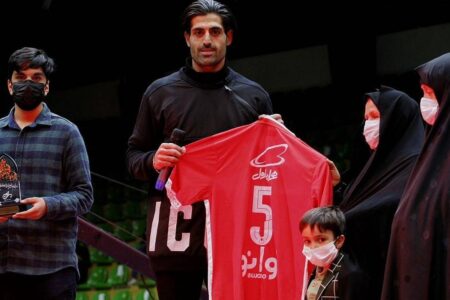 اهدای پیراهن پرسپولیس به مادر شهید لنگری زاده