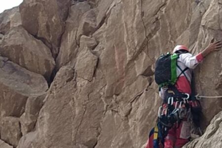 امدادگران کوهستان جان ۳ کودک را در کوه های صاحب الزمان کرمان نجات دادند