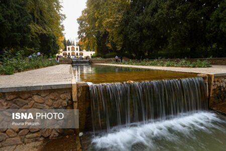 کاشت ۱۰۰ سرو در باغ شاهزاده ماهان کرمان