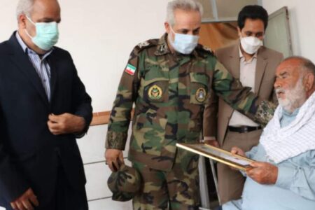 دیدار فرمانده قرارگاه منطقه ای جنوب شرق نزاجا با خانواده شهدا