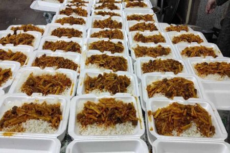 بیش از ۲۰۰ هزار پرس غذای گرم بین نیازمندان کرمانی توزیع شد