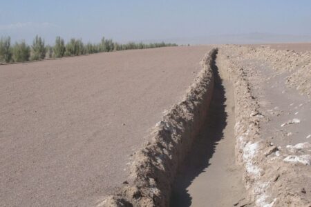 اجرای تله رسوب گیر برای جلوگیری از هجوم شن‌های روان