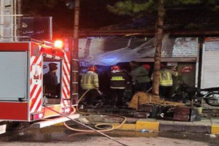 مهار آتش‌سوزی مغازه به وسیله آتش‌نشانان کرمانی