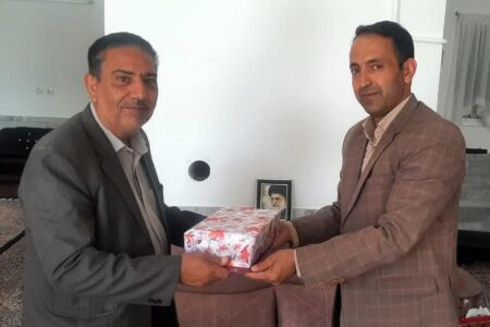 دیدار رئیس اداره فرهنگ و ارشاد اسلامی زرند با هنرمند پیشکسوت دوران دفاع مقدس