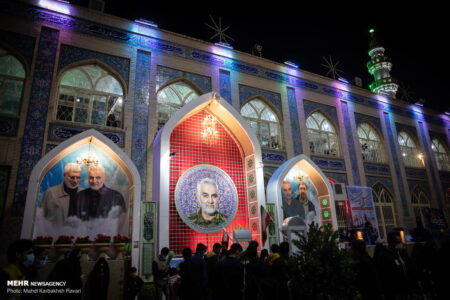حضور گسترده زائران در گلزار شهدای کرمان در شب قدر
