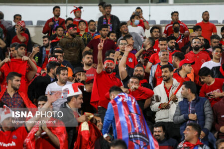 پرتاب اشیا توسط هواداران نساجی به سمت نیمکت مس کرمان/ جنجال و درگیری میان اعضای دو تیم