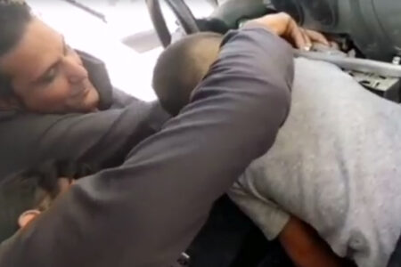 رها سازی دست کودک بازیگوش توسط آتش نشانان