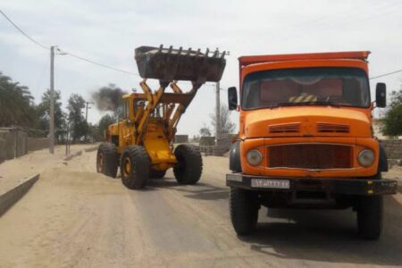 آغاز جمع آوری شن های روان از روستای مهدی آباد اولیا