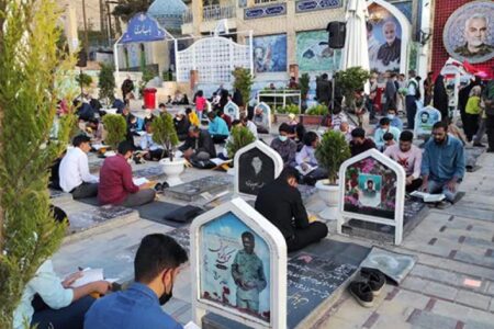 جمع خوانی قرآن کریم در جوار مزار حاج قاسم