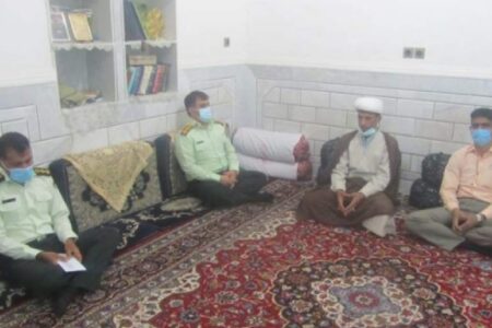 دیدار فرمانده انتظامی کهنوج با 2 خانواده شهید