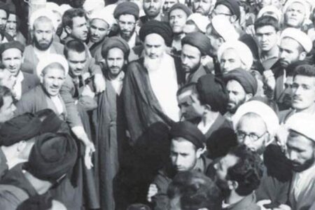 روحانیت در کلام امام خمینی(ره)/ روحانیت با ترویج حقایق اسلام از مرزهای ايدئولوژيكی دنيای اسلام پاسداری کرده اند