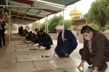 غبار روبی و عطرافشانی گلزار شهدای زرند برگزارشد