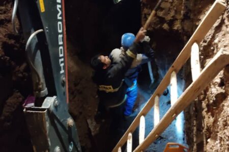 نجات کارگران مشغول در پروژه فاضلاب شهری از مرگ حتمی 