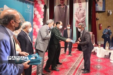 آیین تجلیل از پیشکسوتان فرهنگی و معلمان پویش جلوه های ویژه معلمی استان کرمان برگزار شد