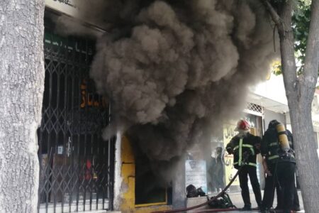 آتش‌سوزی گستردۀ انبار قاب‌سازی مهار شد