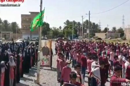 اجرای سرود سلام فرمانده توسط دانش آموزان فاریابی