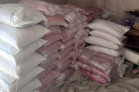 کشف انبار احتکار کالاهای اساسی در شهرستان ریگان