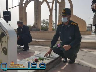 غبارروبی مزار شهدا در جیرفت به مناسبت هفته عقیدتی سیاسی و روز معلم