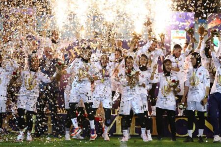 جشن قهرمانی تیم فوتبال خاتون بم در ایلام