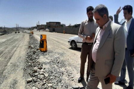 برخی آب آشامیدنی را به خانه باغچه ها و باغ ها منتقل می کنند