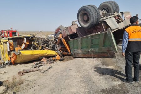 برخورد کامیون و مینی بوس در زرند سه کشته برجای گذاشت