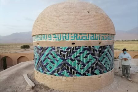 اتمام مرمت کاشی‌کاری گنبد شیخ عبدالسلام با همکاری خیرین ماهان