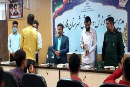 از دانش آموزان بسیجی نائب قهرمان فوتسال استان کرمان تجلیل شد