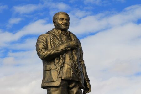 رونمایی از تندیس سردار دل‌ها در میدان آزادی کرمان